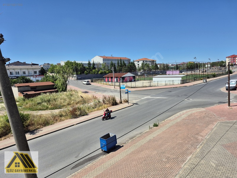 Pazar Sokağında Köşe 2+1 95 M2 Ebevyen Banyolu