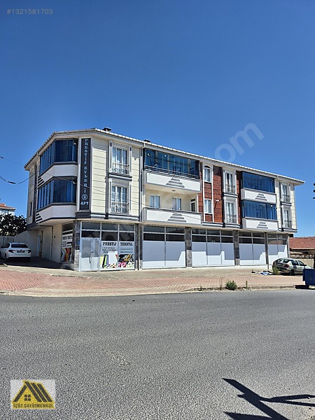 Pazar Sokağında Köşe 2+1 95 M2 Ebevyen Banyolu — fotoğraf 2