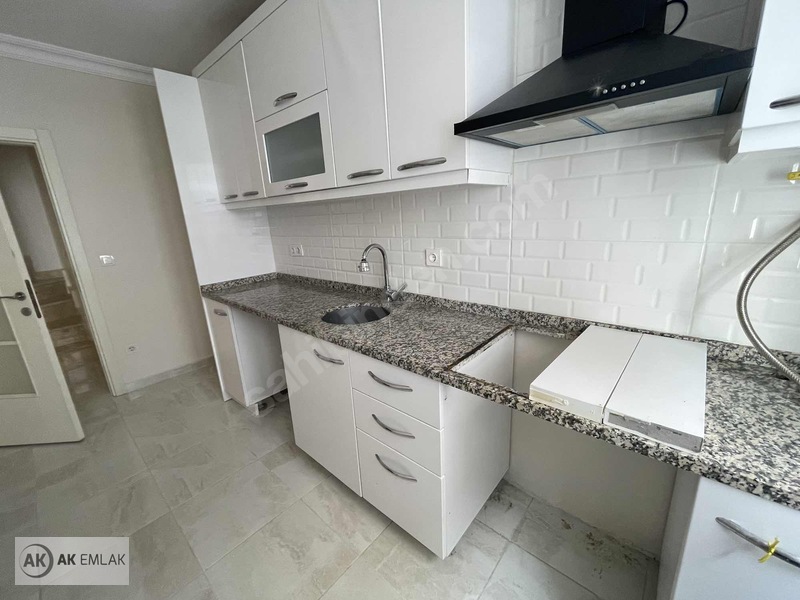 Ak Gayrimenkuldan Acil Satılık 4+1çatı Dubleks150m2 — fotoğraf 4