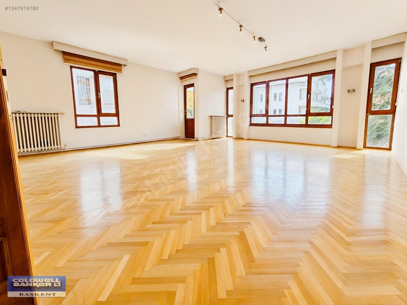 Uğur Mumcu Sokakta 150 M2, 4+1 Depolu, Otoparklı Daire