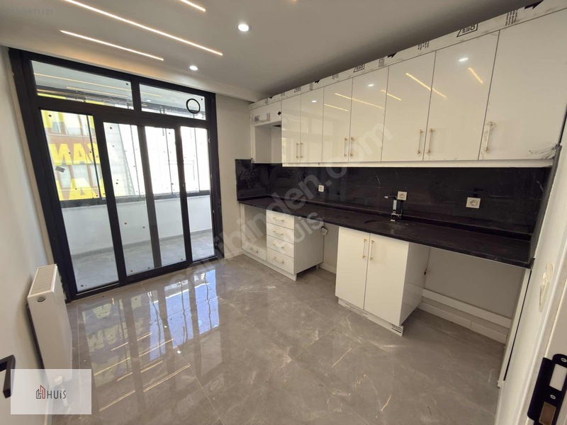 Arnavutköy Satılık 2+1 Daire Ebeveyn Banyolu Metro Dibinde — fotoğraf 2