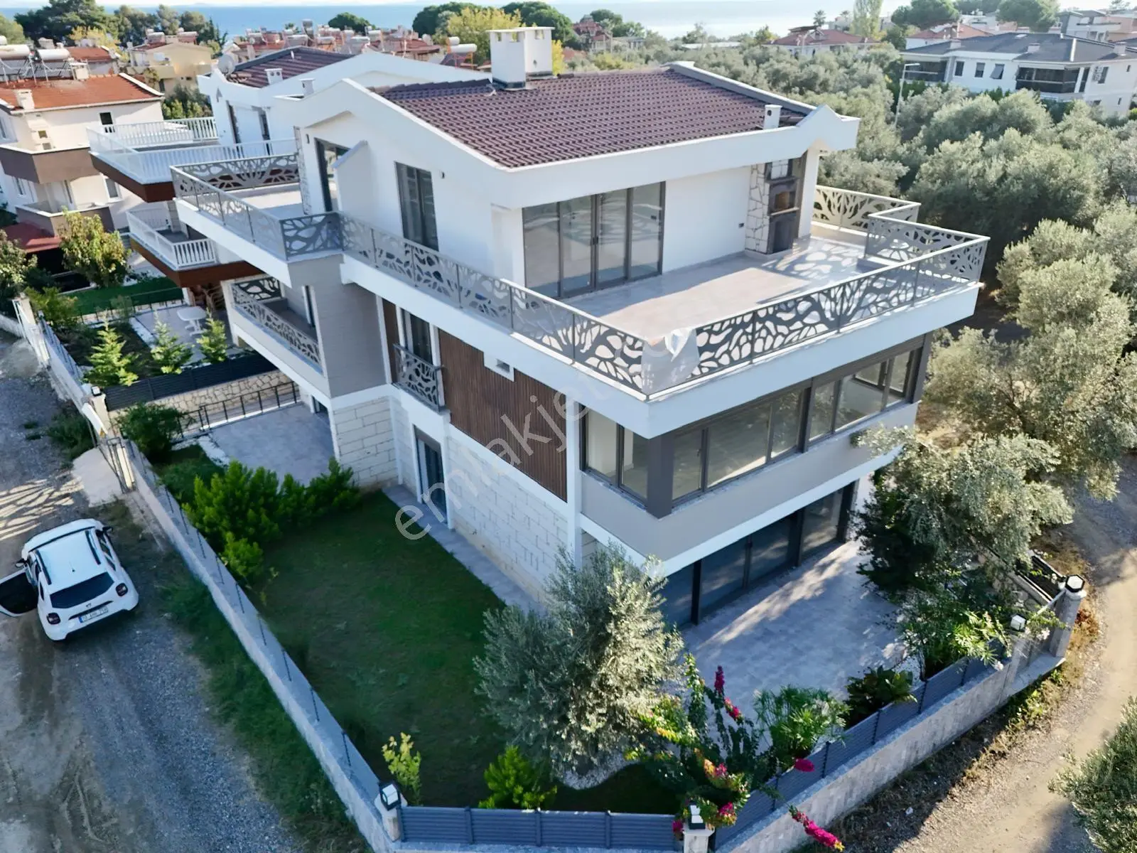 Aras Emlaktan Narlıda Denize 150 Metre 4+1 Villa