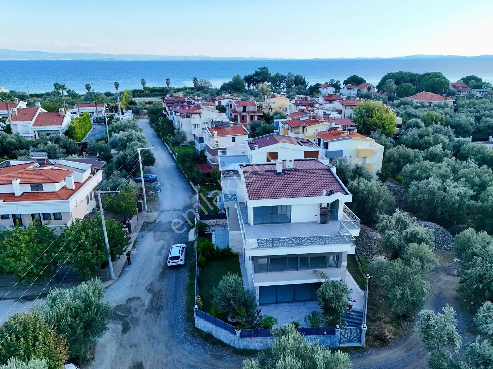 Aras Emlaktan Narlıda Denize 150 Metre 4+1 Villa — fotoğraf 2