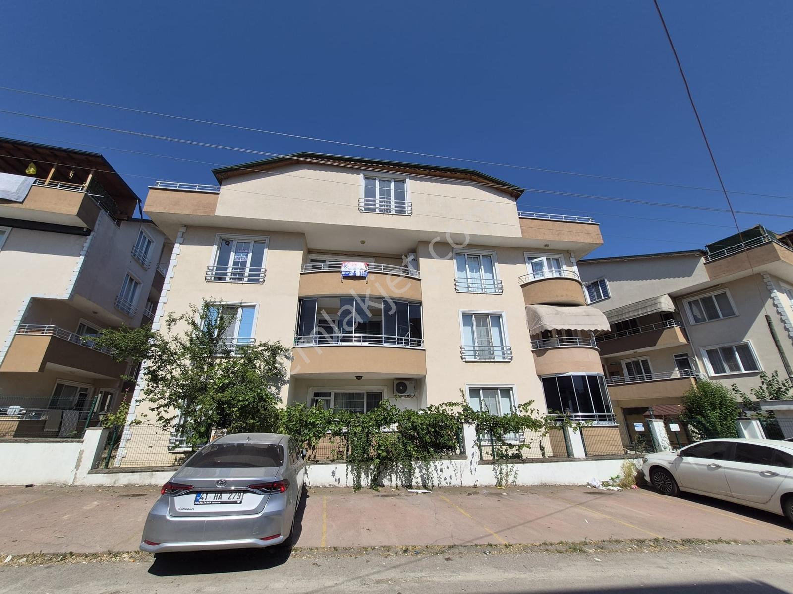 Kartepe'de Satılık 3+1 Geniş Çatı Dubleks Daire — fotoğraf 2