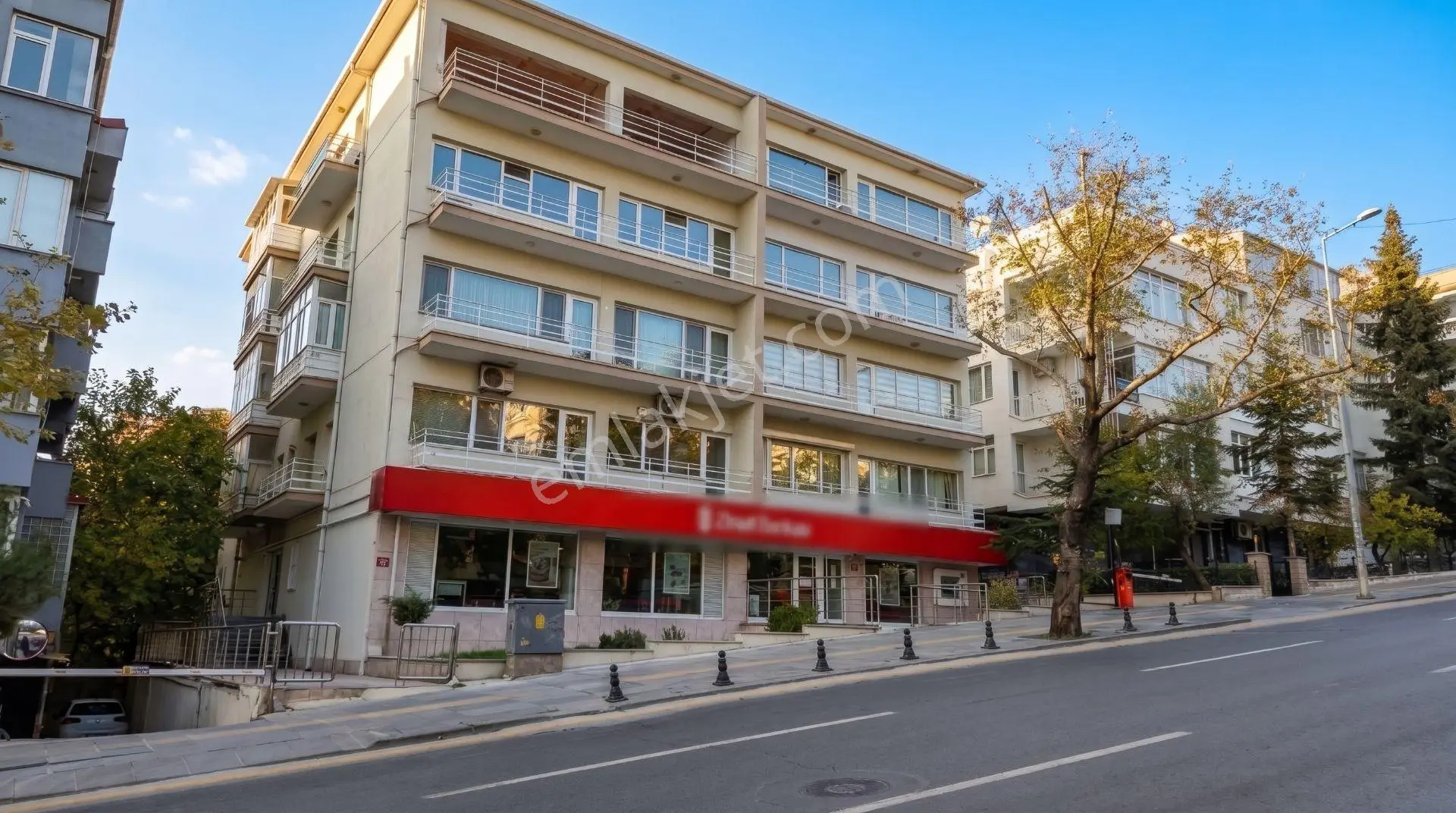 Cinnahta Cadde Cepheli Otoparklı Satılık 2+1 Daire