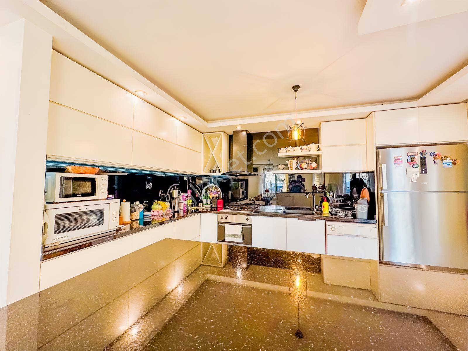 Kleopatra Plajı Karşısında Denize Sıfır 3+1 Satılık Daire — fotoğraf 9