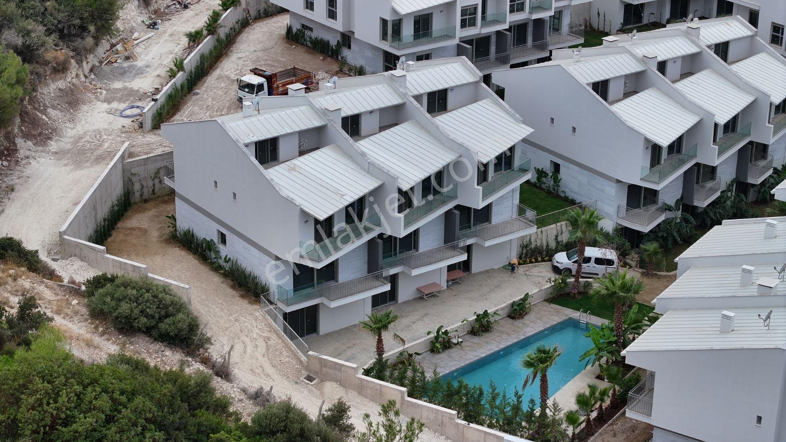 Urla Da Denize Yürüme Mesafesinde Site İçinde 5+1 Villa — fotoğraf 3