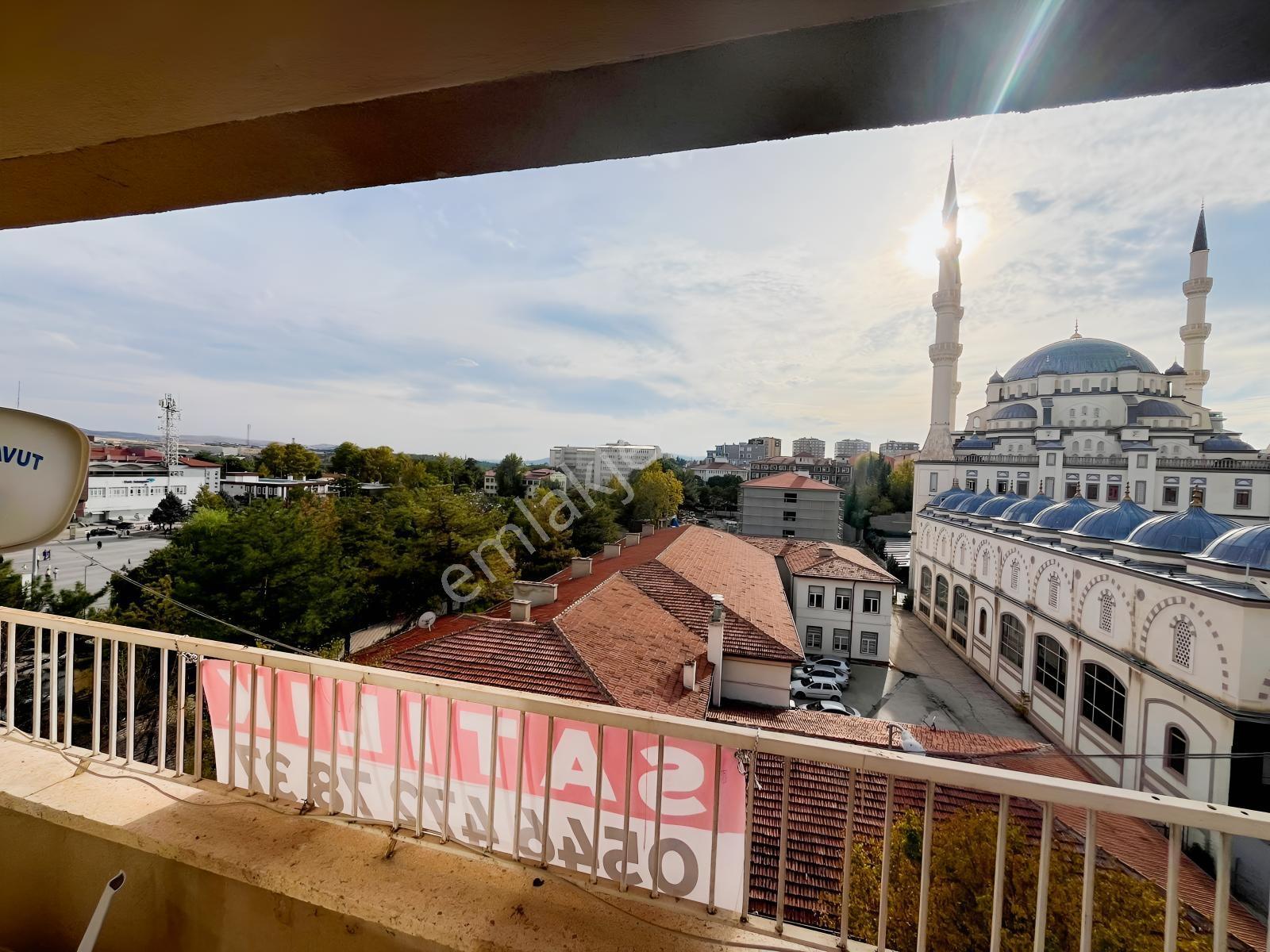 Nova'dan Hürriyet Caddesinde 3+1 Cepheleri Açık Daire — fotoğraf 9