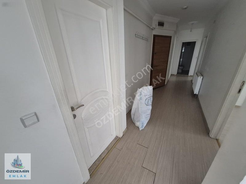 Özdemir Emlak'tan Yenibayındır'da Ara Katta Yapılı Asansörlü 3+1 — fotoğraf 29