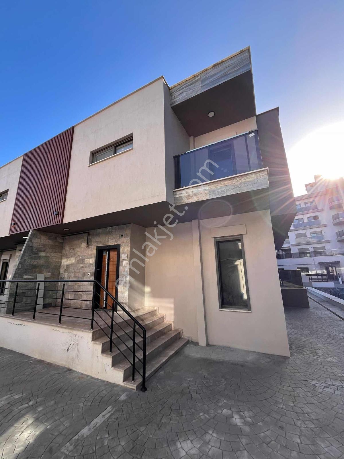 Satılık 4 + 1 Villa Harika Konum Büyük Fırsat