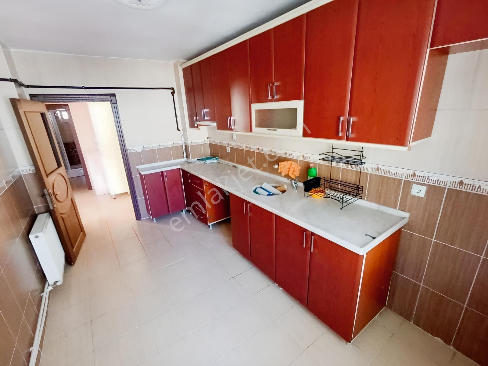 Akşemsettin Mah Ara Kat Salon Bağımsız Geniş Kullanışlı 3+1