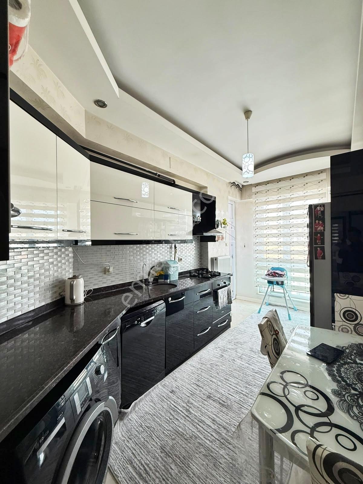 Karacaahmet'de 3 Cam Balkonlu Merkez Konum Bakımlı Geniş Otrm3+1 — fotoğraf 3