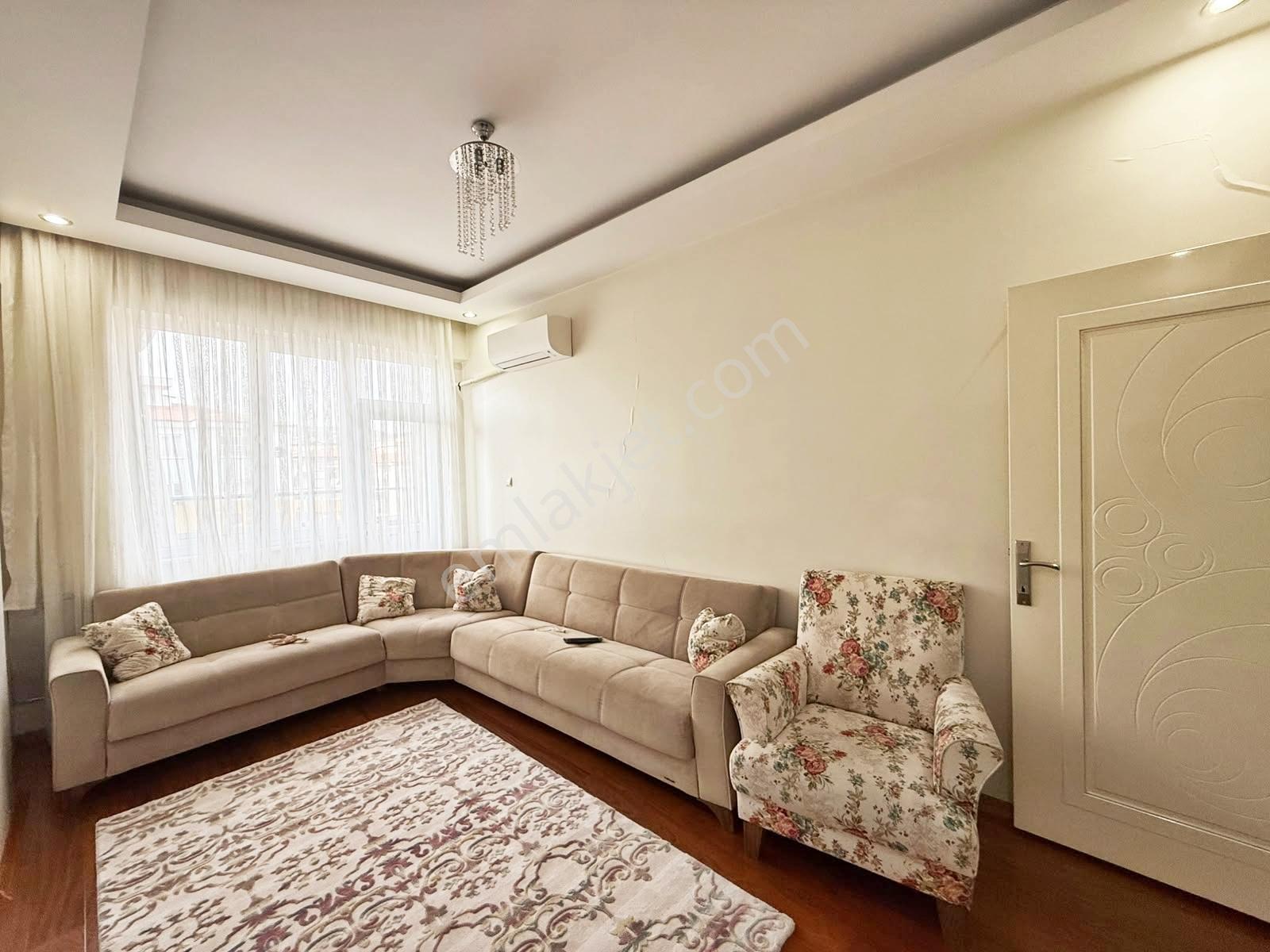 Karacaahmet'de 3 Cam Balkonlu Merkez Konum Bakımlı Geniş Otrm3+1 — fotoğraf 12