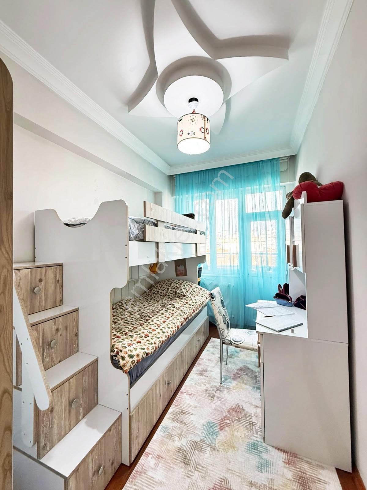 Karacaahmet'de 3 Cam Balkonlu Merkez Konum Bakımlı Geniş Otrm3+1 — fotoğraf 14