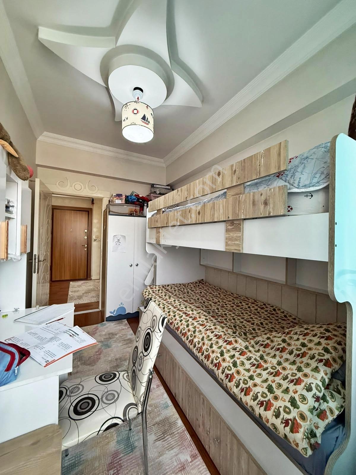 Karacaahmet'de 3 Cam Balkonlu Merkez Konum Bakımlı Geniş Otrm3+1 — fotoğraf 15