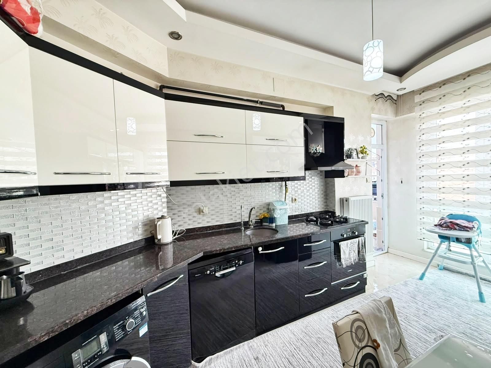 Karacaahmet'de 3 Cam Balkonlu Merkez Konum Bakımlı Geniş Otrm3+1 — fotoğraf 32