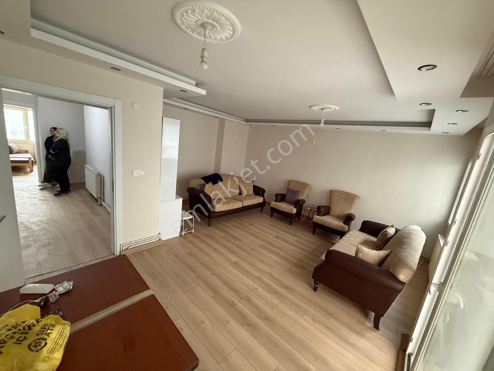 Yıldız Caddesi Ara Kat 140 M2 Bakımlı Daire — fotoğraf 2