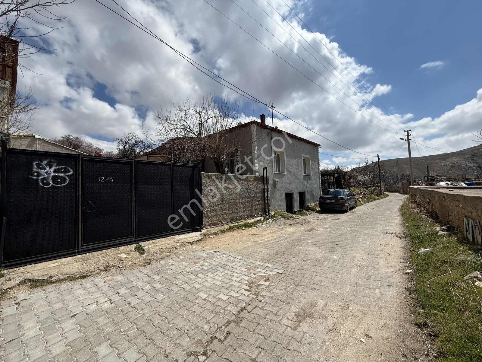 Saray Emlak'Tan Satılık Gümüşler'De 1950 M2 Arsa İçinde Ahır Ev