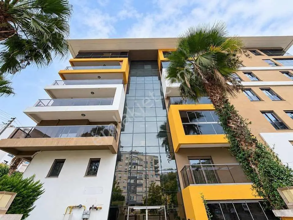 Balçova Turyap'tan Havuzlu Kapalı Otoparklı Sitede Satılık 3+1 — fotoğraf 2