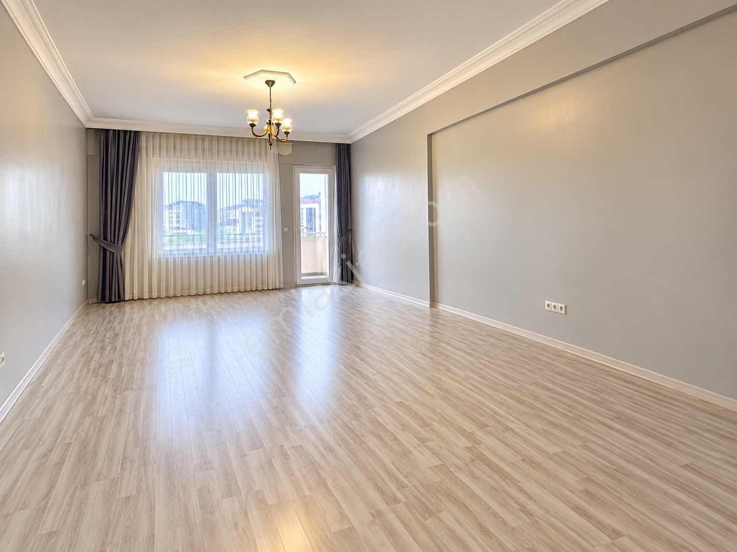 Beylikdüzü Adnan Kahvecide Sitesi İçi Satılık Tadilatlı 2+1