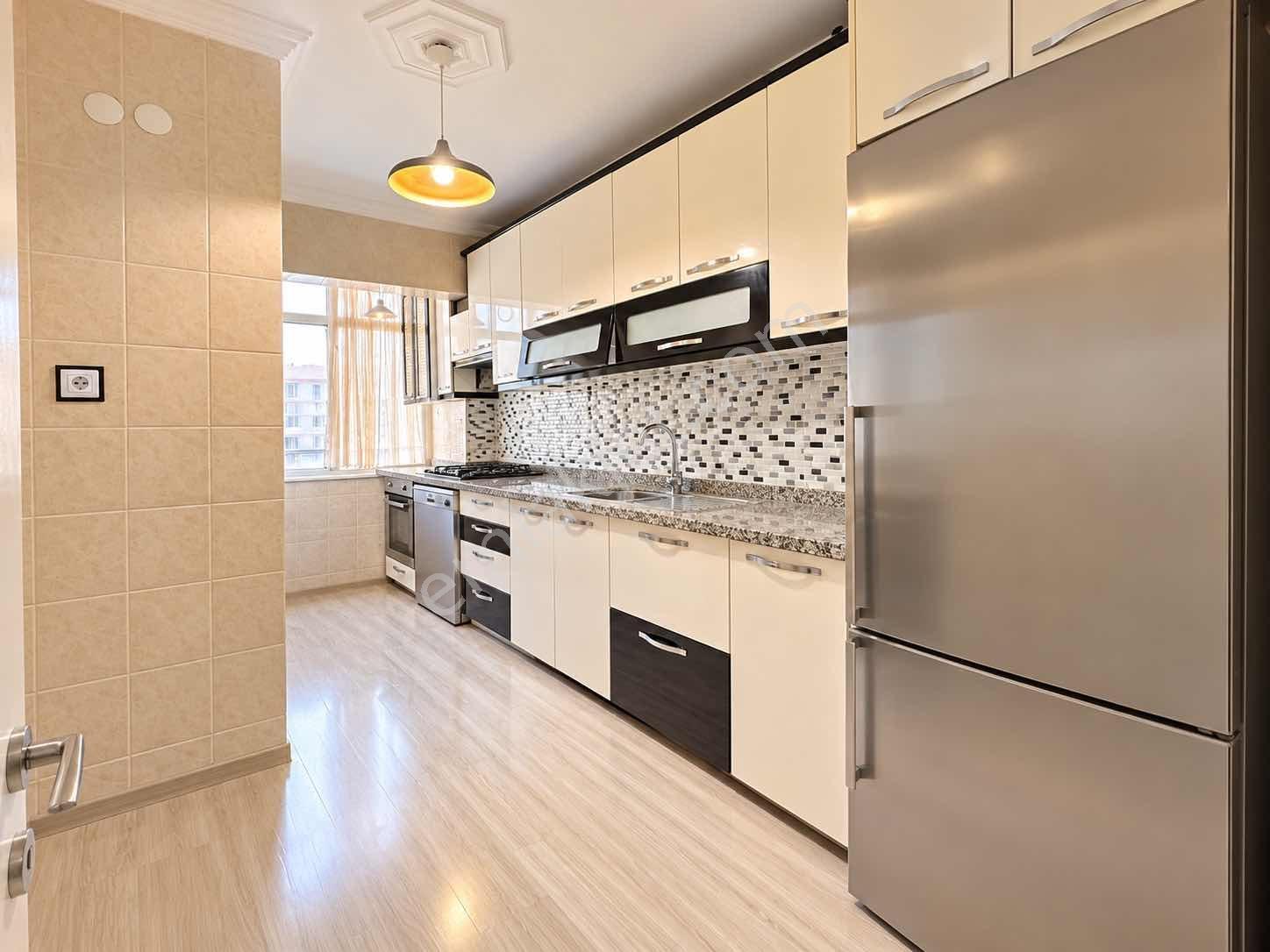 Beylikdüzü Adnan Kahvecide Sitesi İçi Satılık Tadilatlı 2+1 — fotoğraf 3