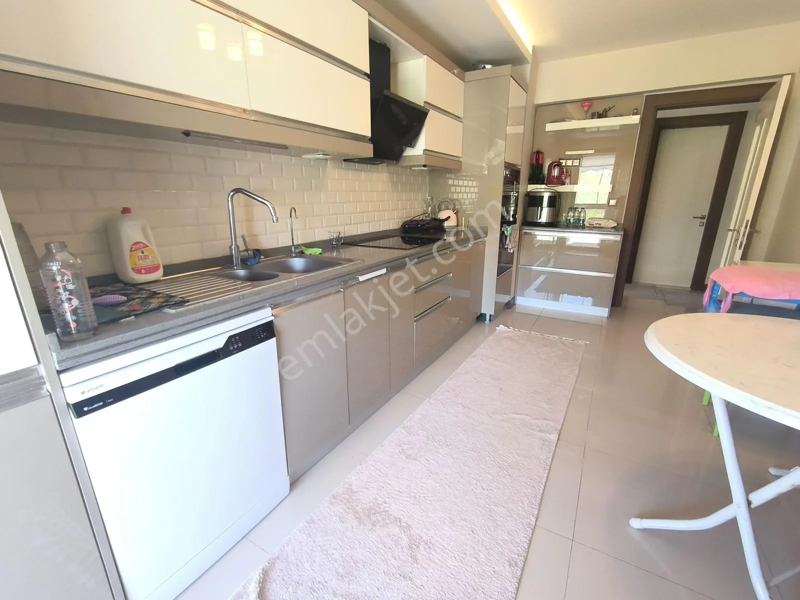 Muga'dan Gencerler Havuzlu Sitede,ebeveyn Banyolu Satılık 3+1 — fotoğraf 7