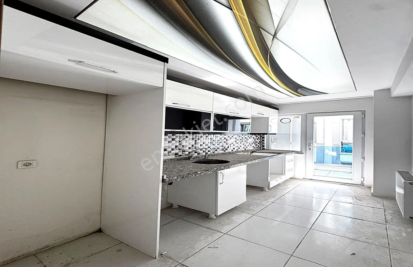 Yıldırım Yapı'dan Metrobüsün Dibinde 2+1 Eminevime Uygun Site İçerisinde Balkonlu Arakat Daire!! — fotoğraf 3