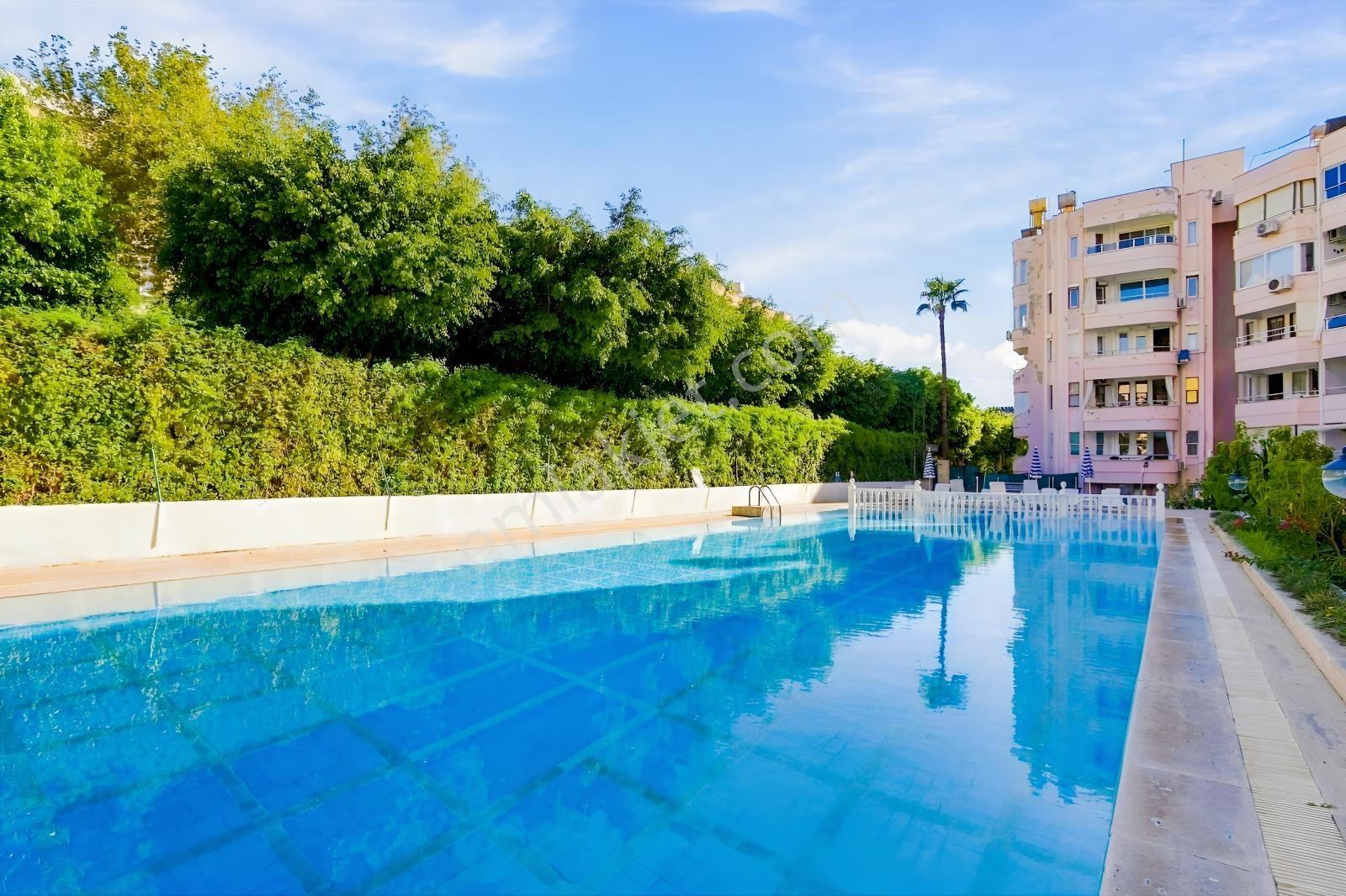 Alanya Merkez Cumhuriyet'Te Denize 250 M 190 M² Eşyalı 3+1