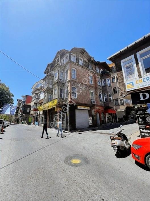 Sarıyer Büyükdere'de Köşebaşında Müstakil Yol Yalısı Satılık — fotoğraf 4