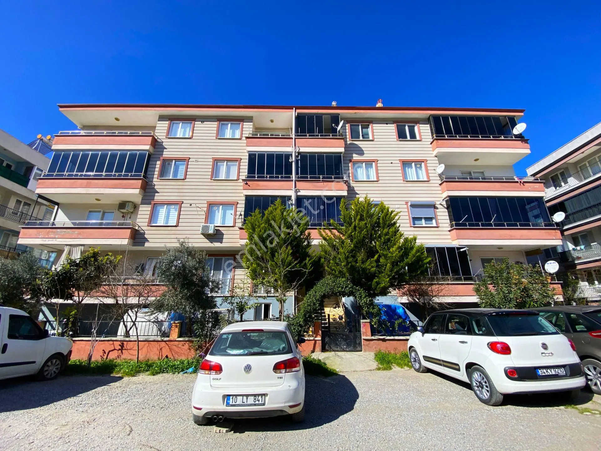 Aktiften Akçayda Satılık Denize 300 Metre 9 Yaşında Arakat Harika Devasa 2+1 Dai...