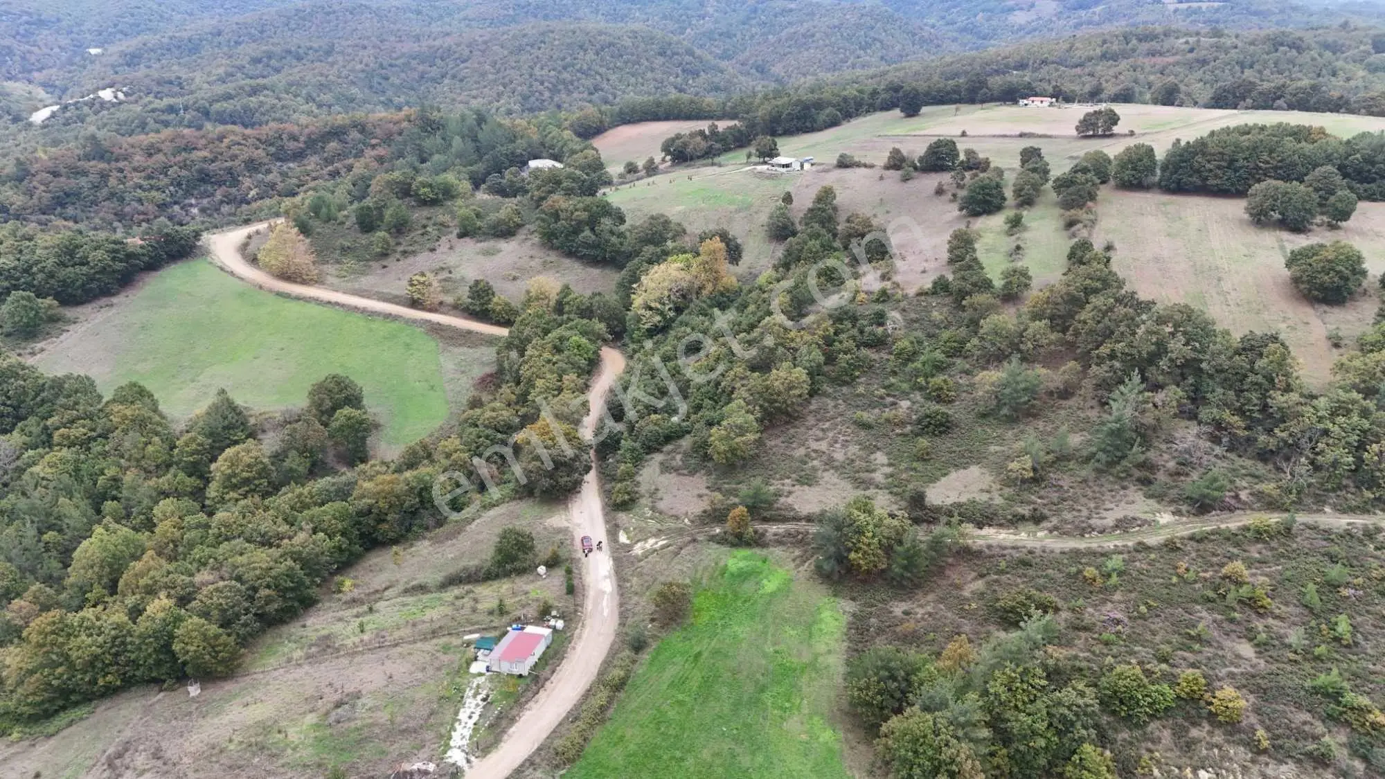 Biga Akkayrak’ta Resmi Yolu Bulunan Satılık 4.050 M² Arazi — fotoğraf 3