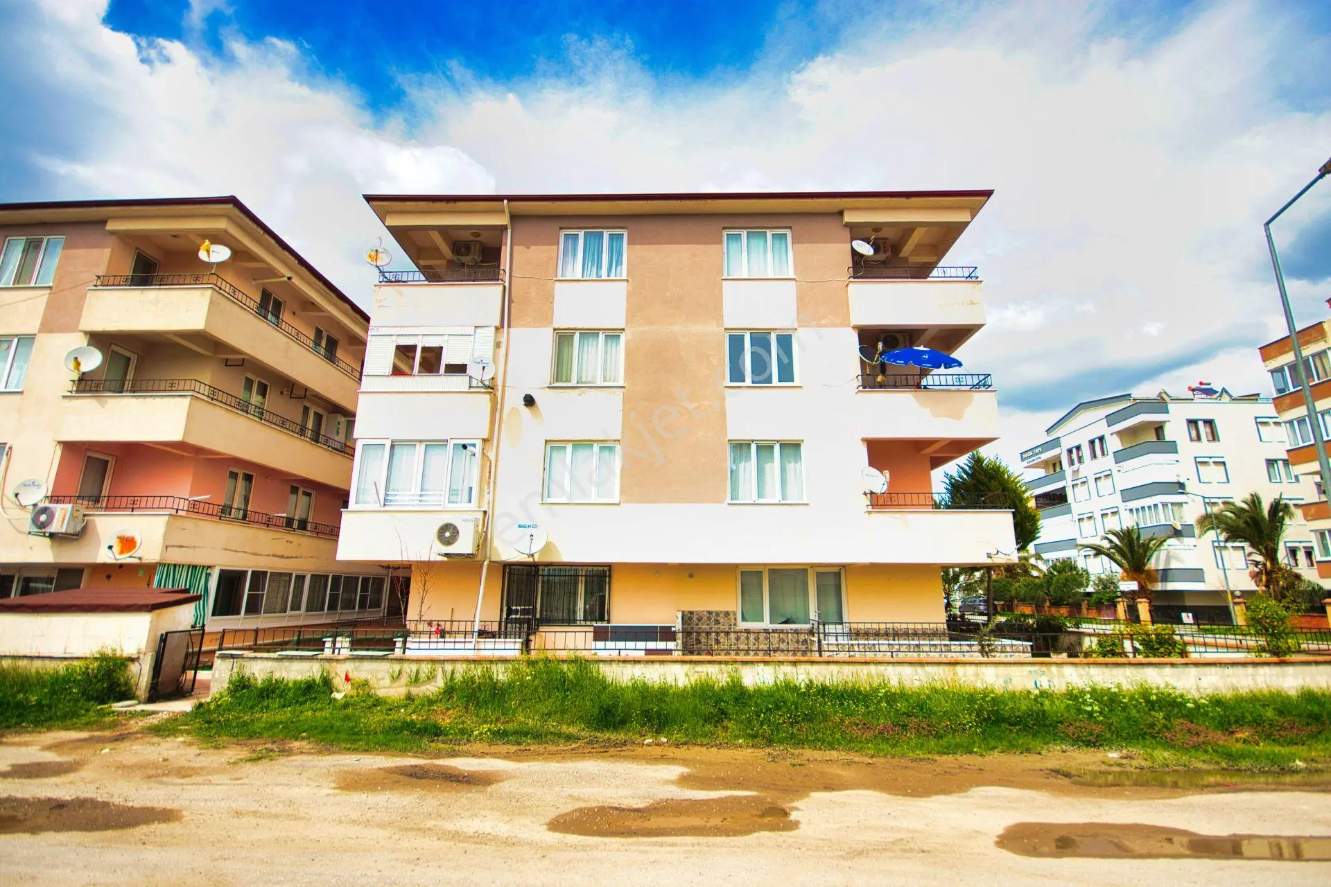 Aktiften Akçayda Satılık Arakat Ön Cephe Masrafsız Denize Yakın 2+1 Daire