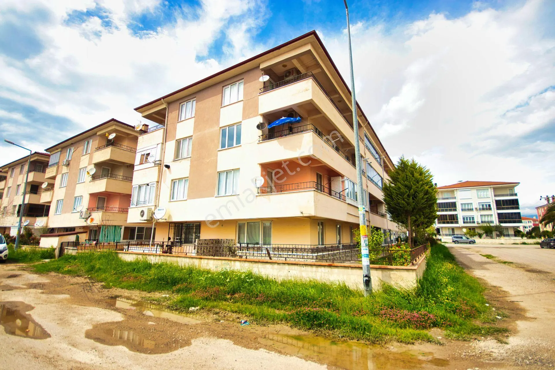Aktiften Akçayda Satılık Arakat Ön Cephe Masrafsız Denize Yakın 2+1 Daire — fotoğraf 2