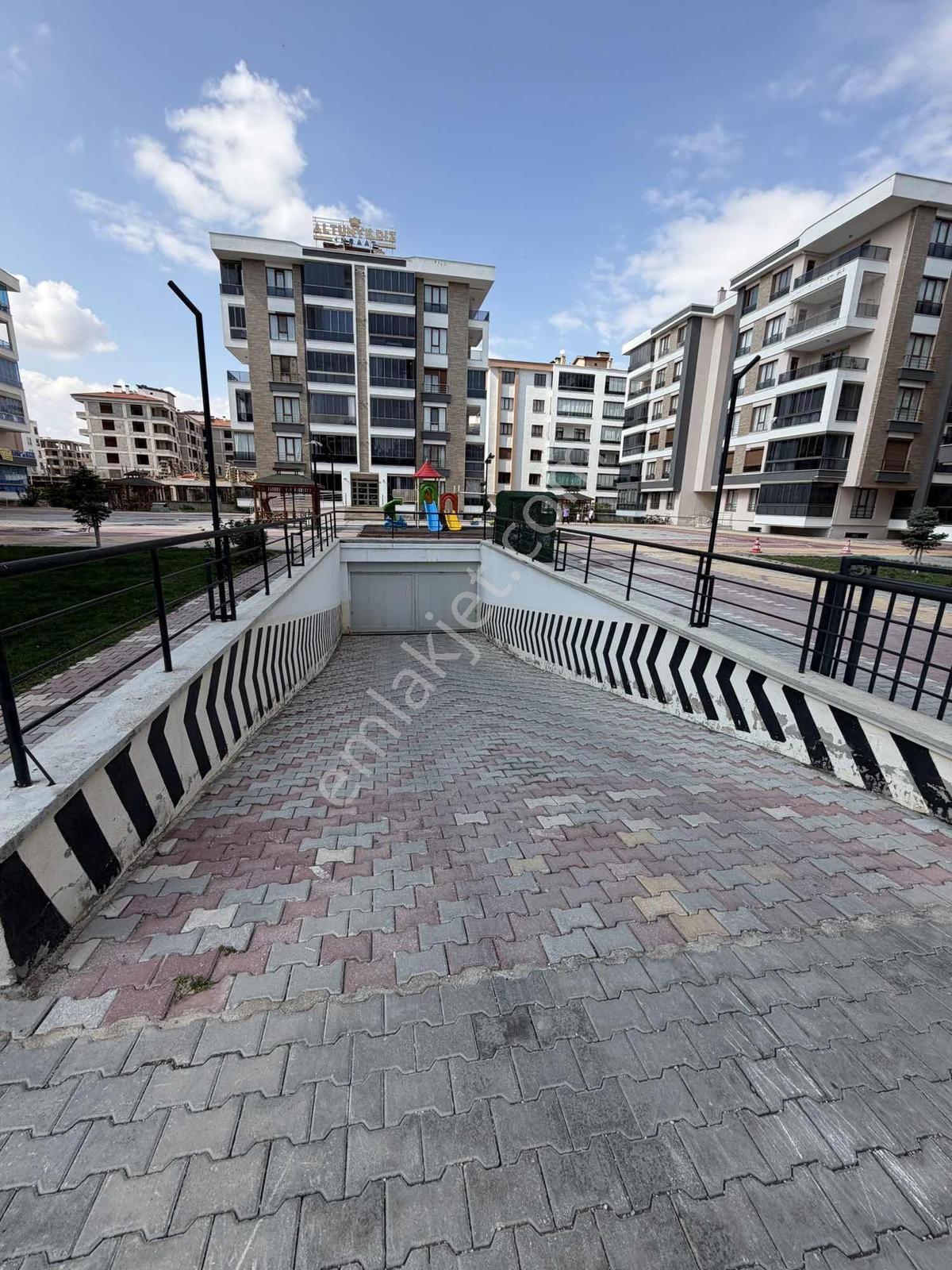Dev Gayrimenkulden Satılık Site İçi Bakımlı 3+1 Daire — fotoğraf 3