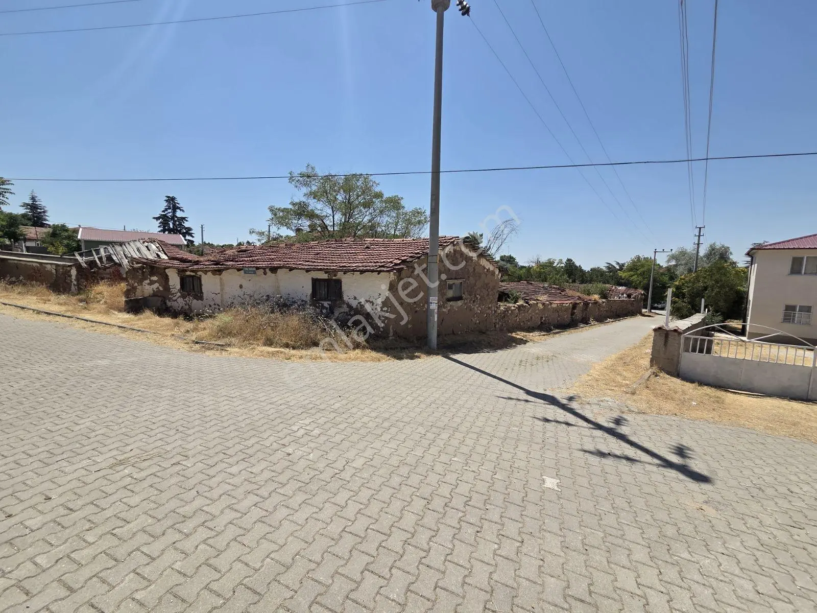 İmişehir Köy Merkezinde Satılık 1/3 Arsa Hissesi — fotoğraf 3