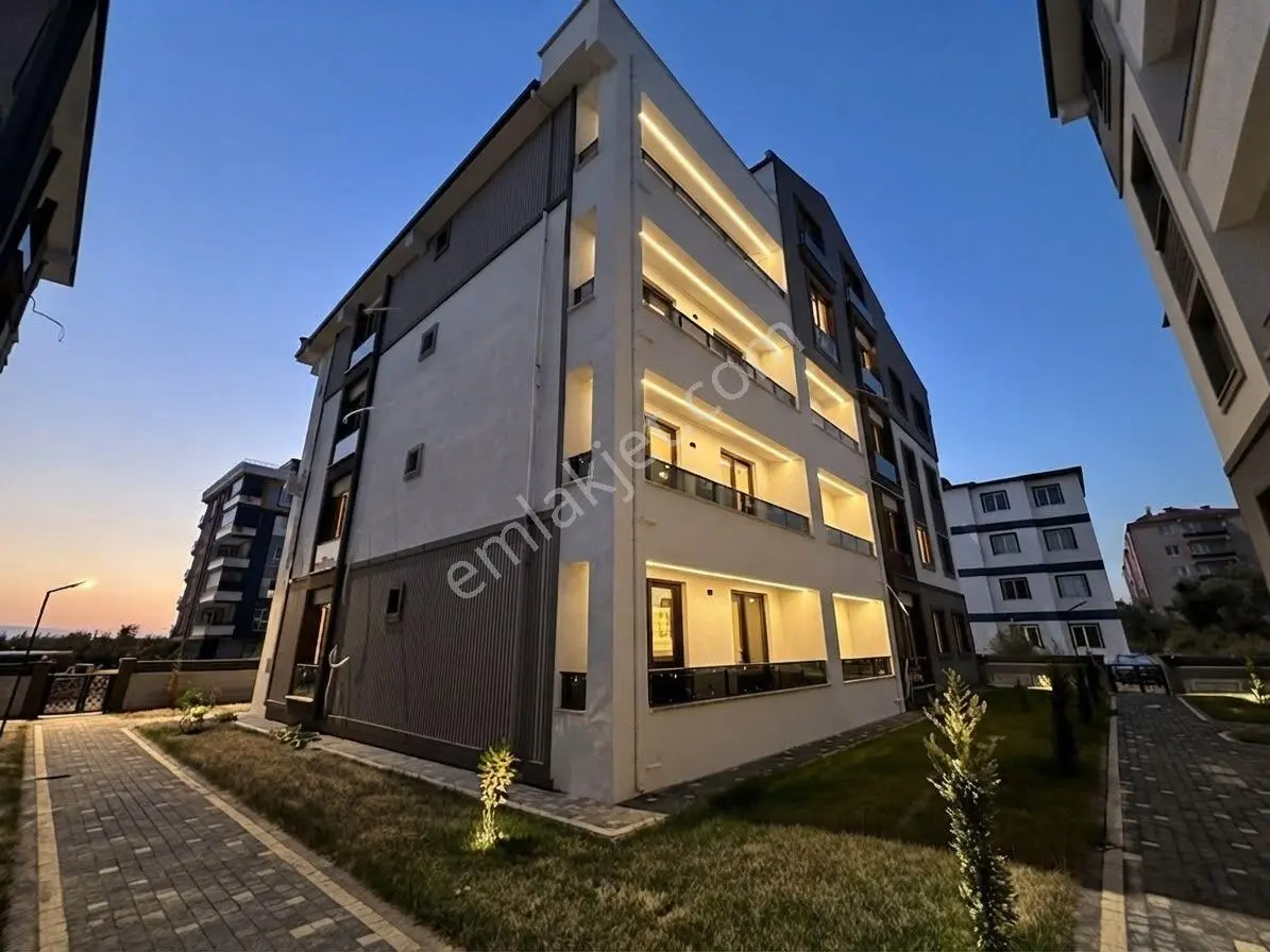 ꧁ay Emlaktan꧂edremit Kadıköyde Kapalı Otoparklı Hastane Yakını Yerden Isıtmalı Satılık 1+1 Lüx Daire — fotoğraf 2