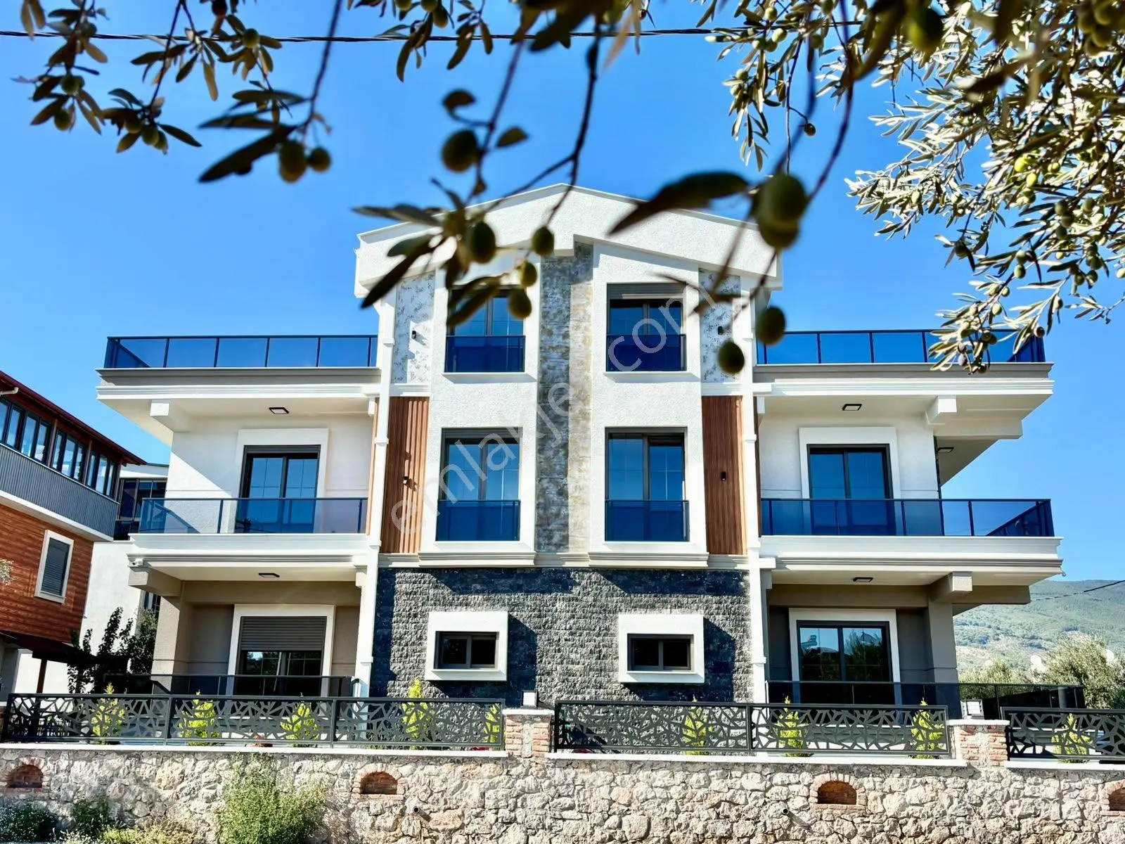 Ay Emlaktan Güre'de Yolun Altında Muhteşem Konumlu Denize 300 Mt Satılık 4+1 Lüks Müstakil Villa — fotoğraf 3
