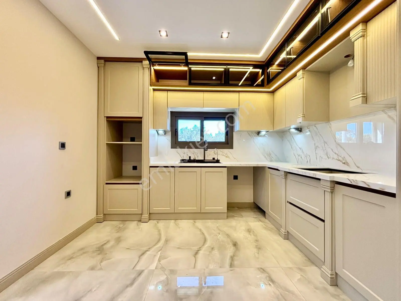 Ay Emlaktan Güre'de Yolun Altında Muhteşem Konumlu Denize 300 Mt Satılık 4+1 Lüks Müstakil Villa — fotoğraf 5