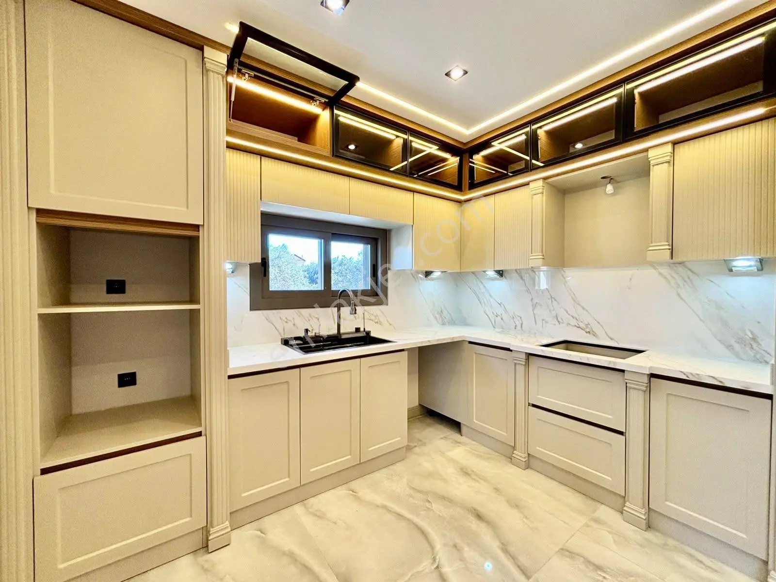 Ay Emlaktan Güre'de Yolun Altında Muhteşem Konumlu Denize 300 Mt Satılık 4+1 Lüks Müstakil Villa — fotoğraf 6