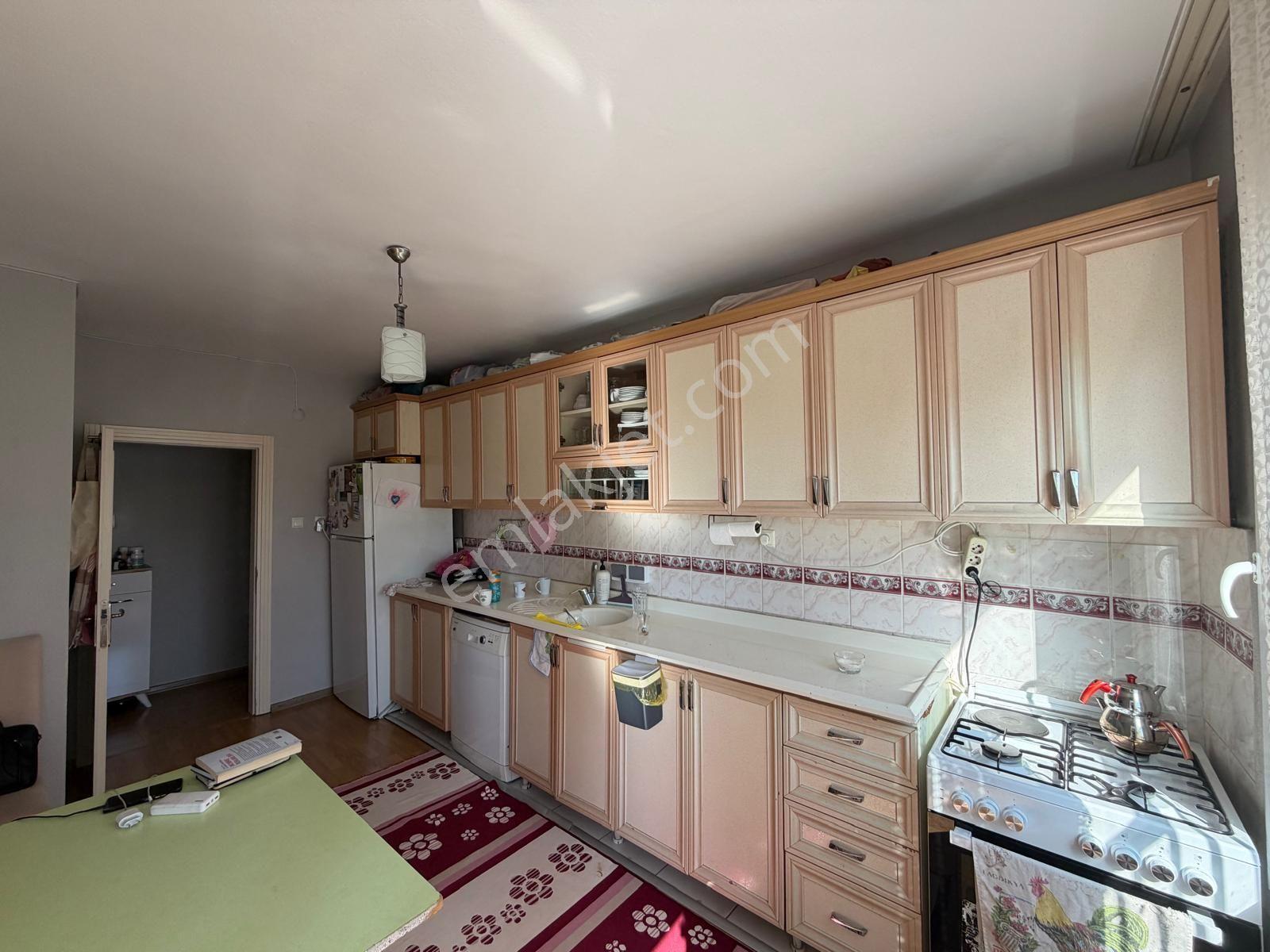 Prestij'den Sağlık'ta Geniş Oturumlu Temiz 3+1 Daire — fotoğraf 2