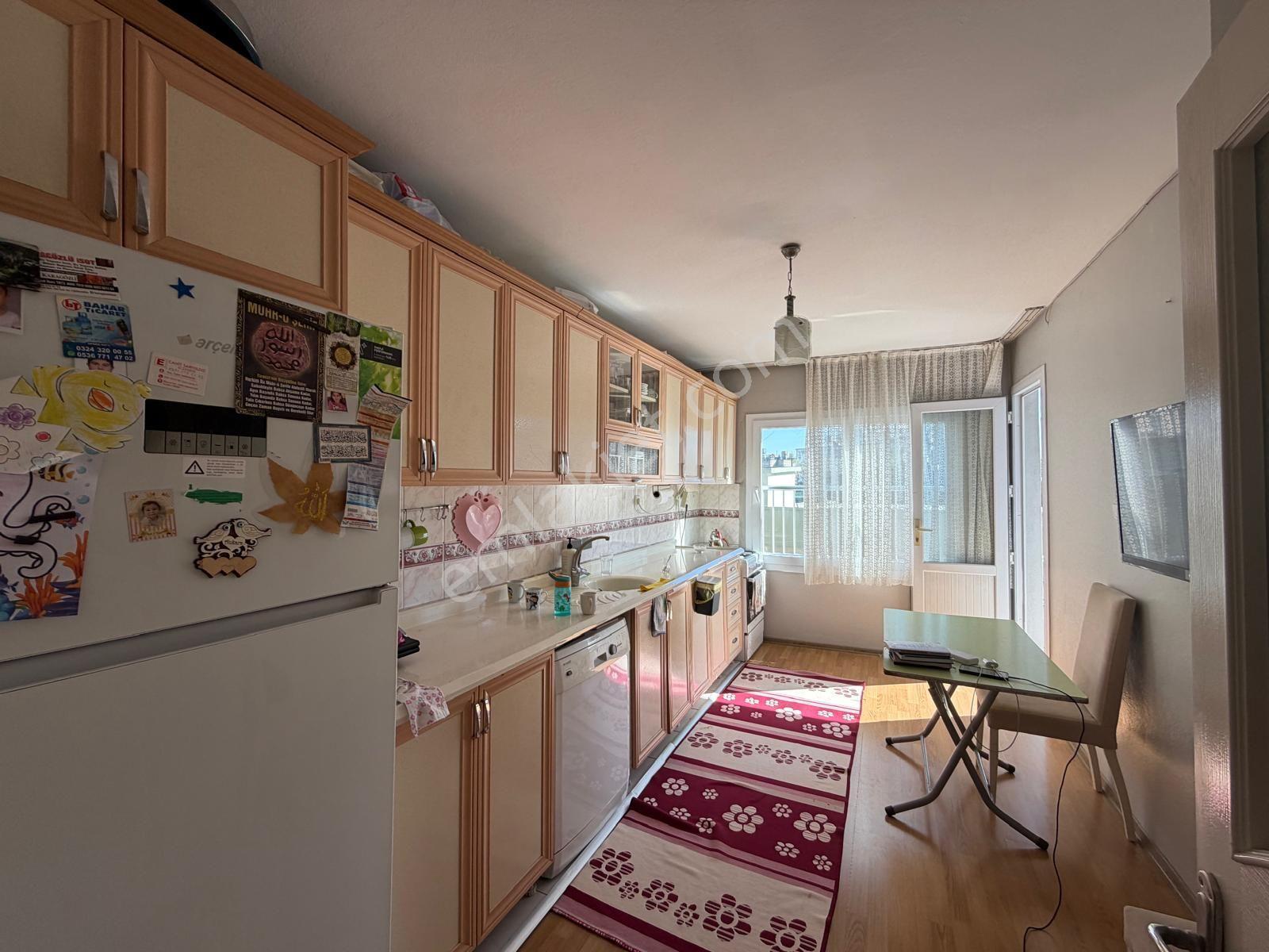 Prestij'den Sağlık'ta Geniş Oturumlu Temiz 3+1 Daire — fotoğraf 4