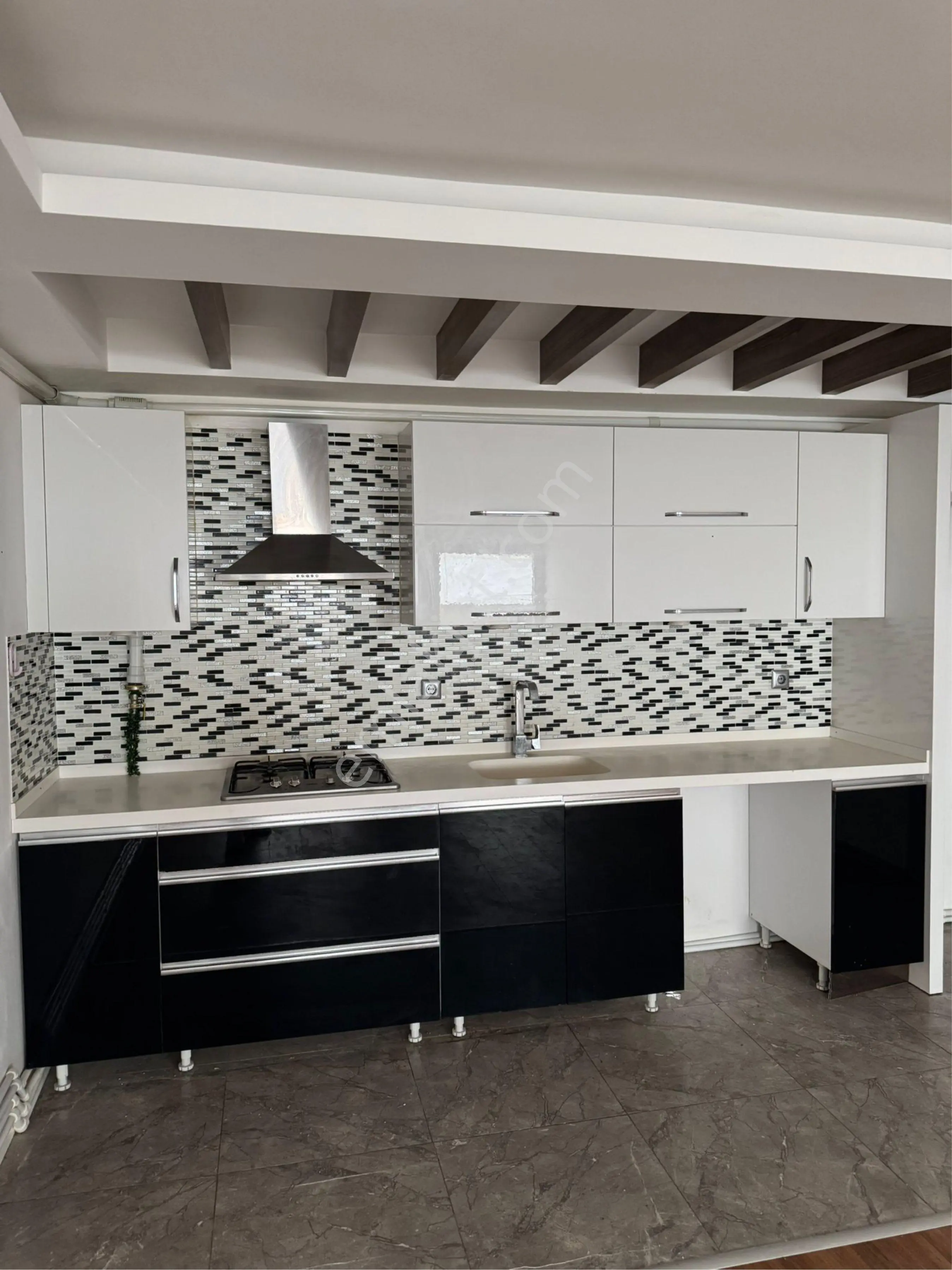 İkiçeşmelik’te Havuzlu Sitede Asansörlü, Geniş Kullanımlı 2+1 Satılık Daire 🏡 — fotoğraf 2