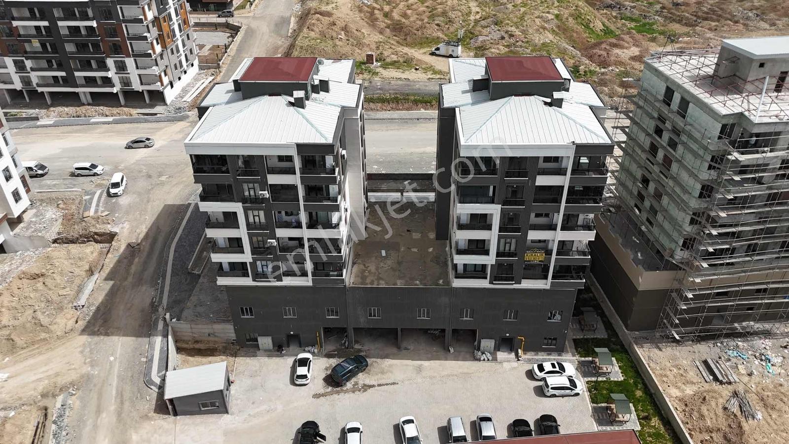 Mutlu Rezidansta Satılık Merkezi Ferah 1+1 Cadde Cepheli Daire