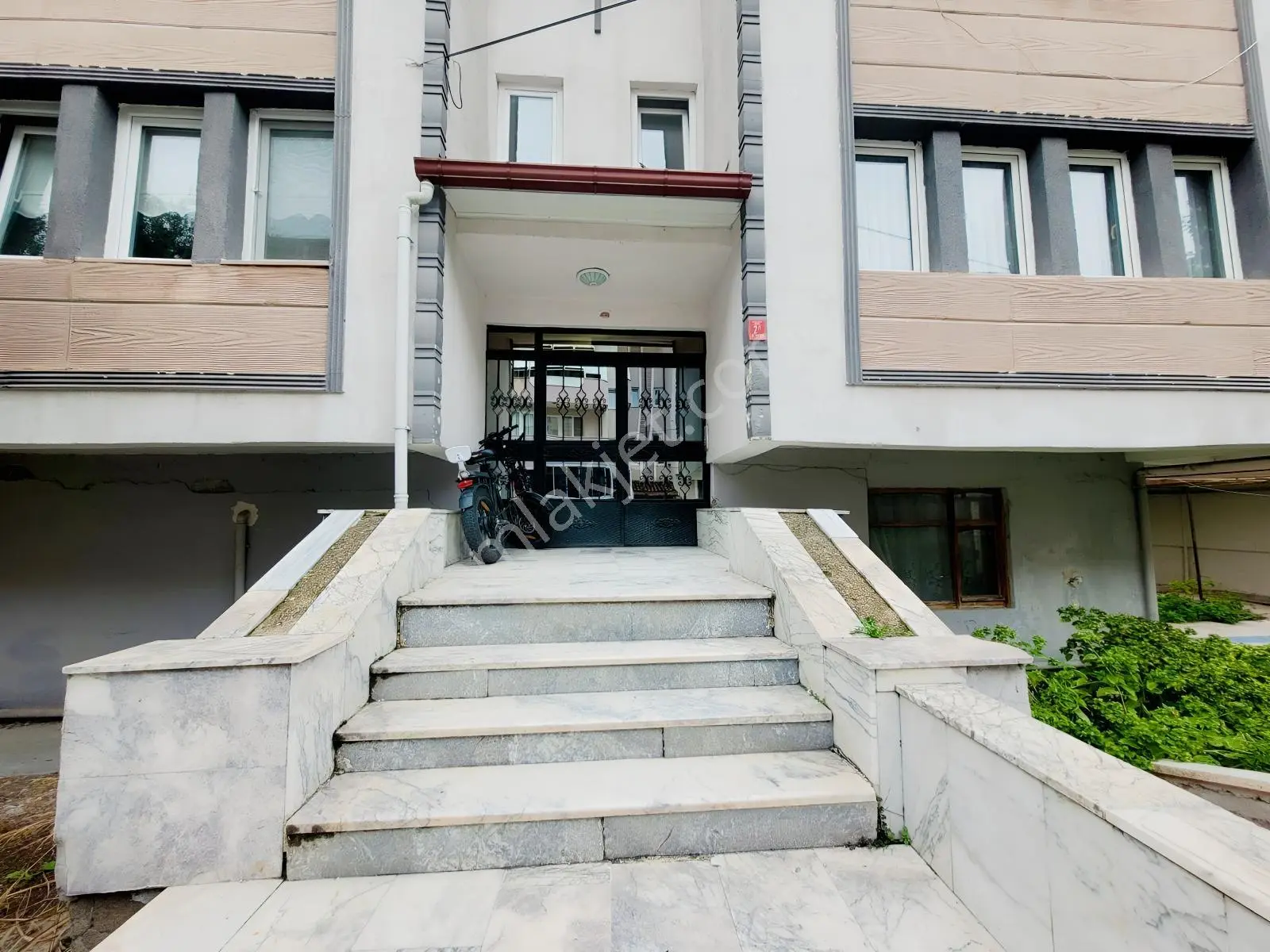 Bahçelievler'de Satılık 3+1 Ara Kat Fırsat Daire — fotoğraf 3