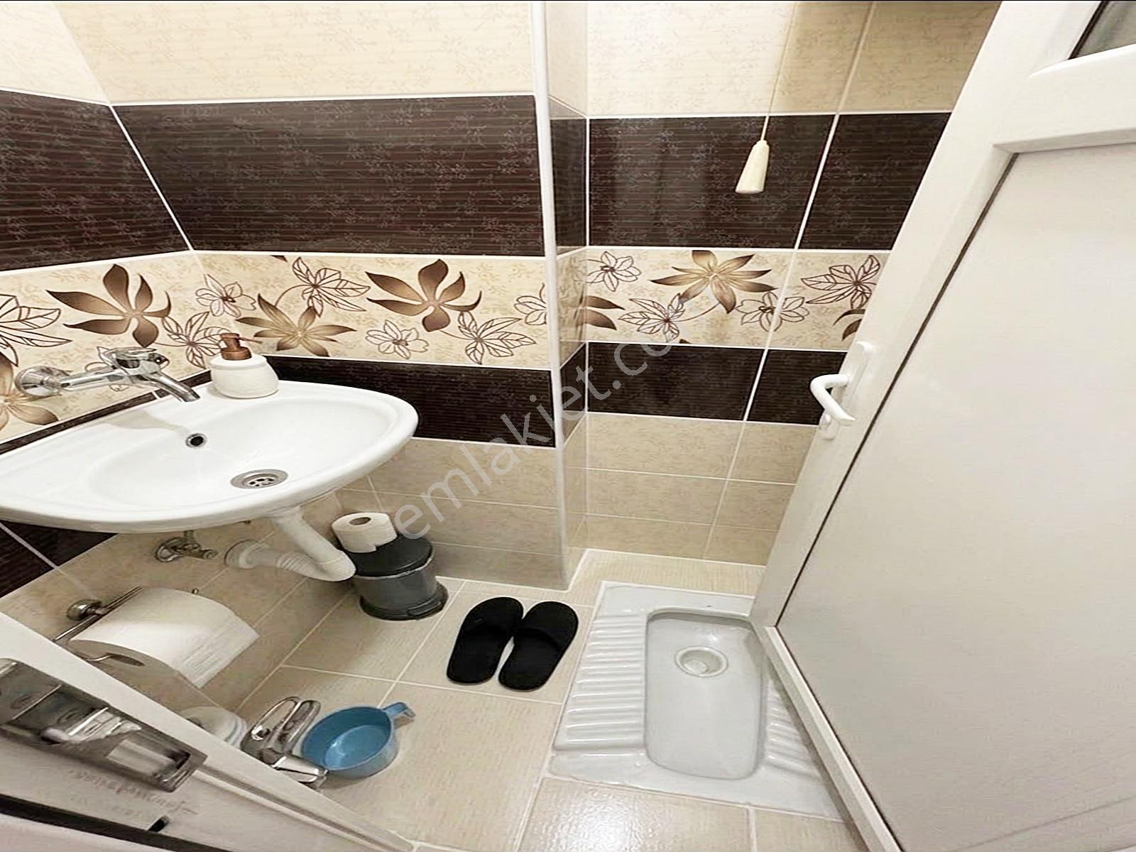 Eminevime Uygun Metrobüse Yakın Çift Balkonlu Ön Cephe 2+1 Daire — fotoğraf 13