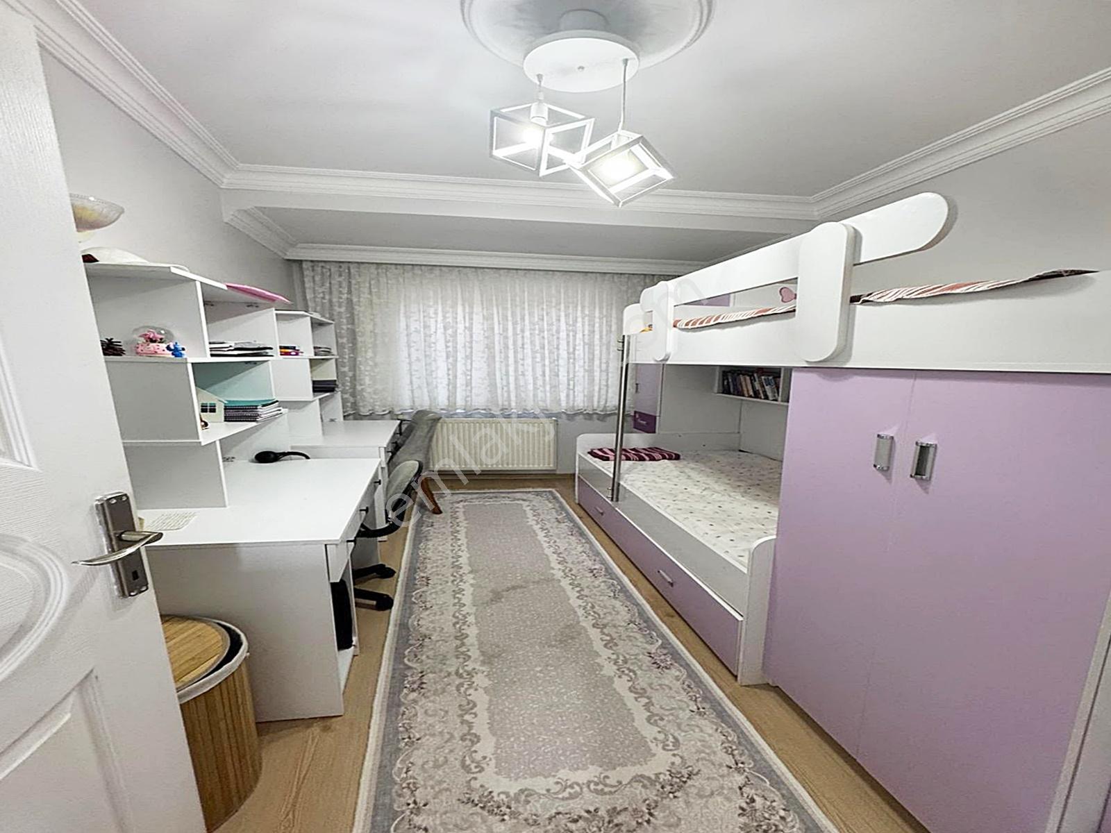 Eminevime Uygun Metrobüse Yakın Çift Balkonlu Ön Cephe 2+1 Daire — fotoğraf 23