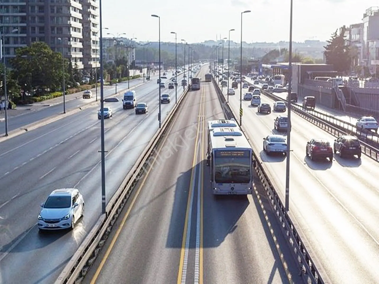 Eminevime Uygun Metrobüse Yakın Çift Balkonlu Ön Cephe 2+1 Daire — fotoğraf 46
