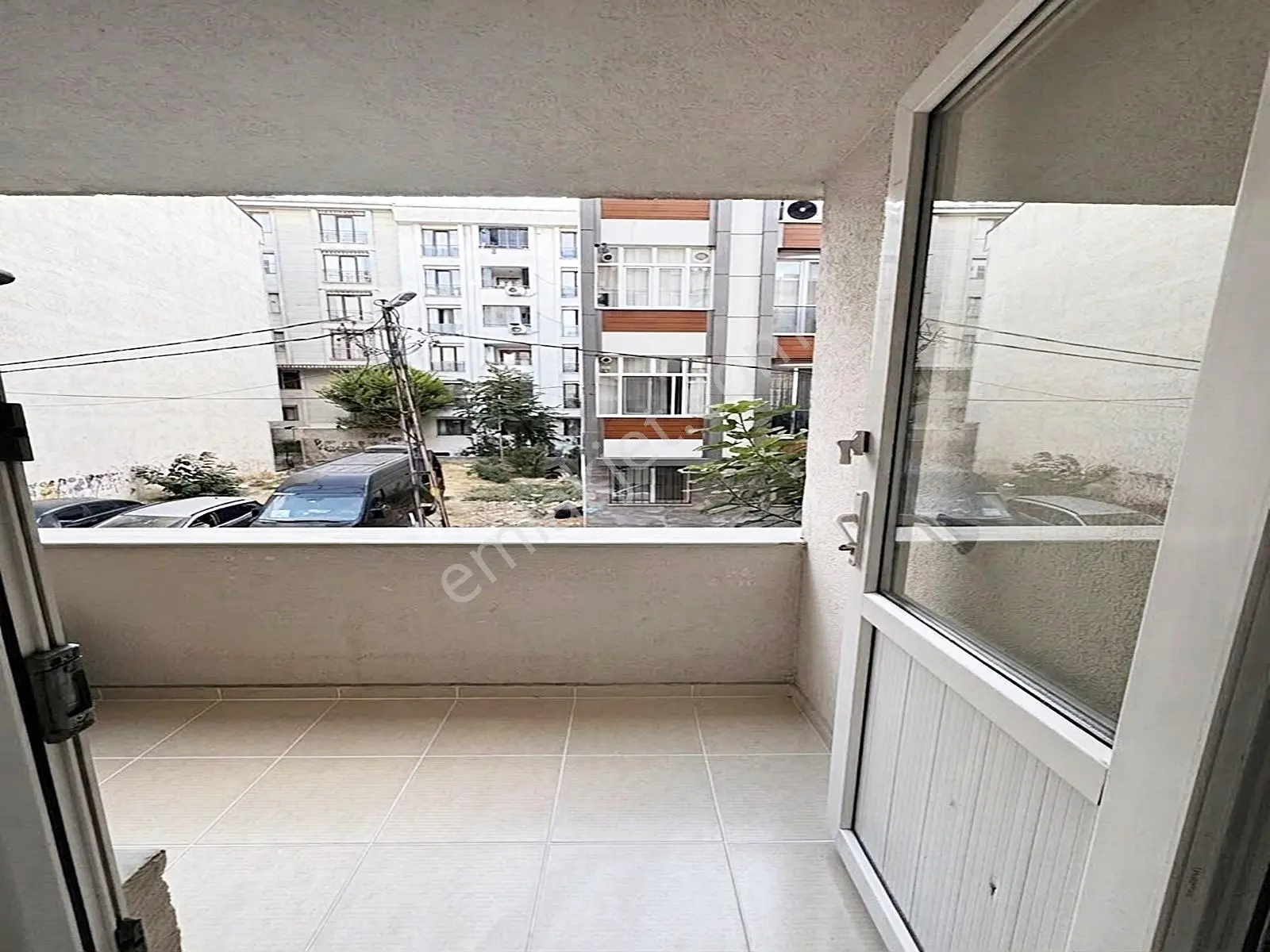 Eminevime Uygun Metrobüse Yakın Çift Balkonlu Ön Cephe 2+1 Daire — fotoğraf 55