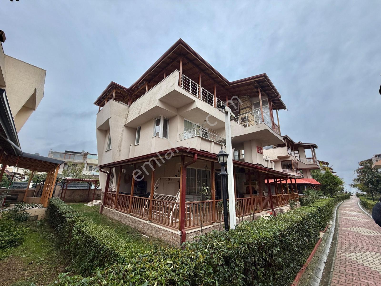 Remax Kıyı'Dan Denize Sıfır Site İçi Güvenlikli Otoparklı Villa