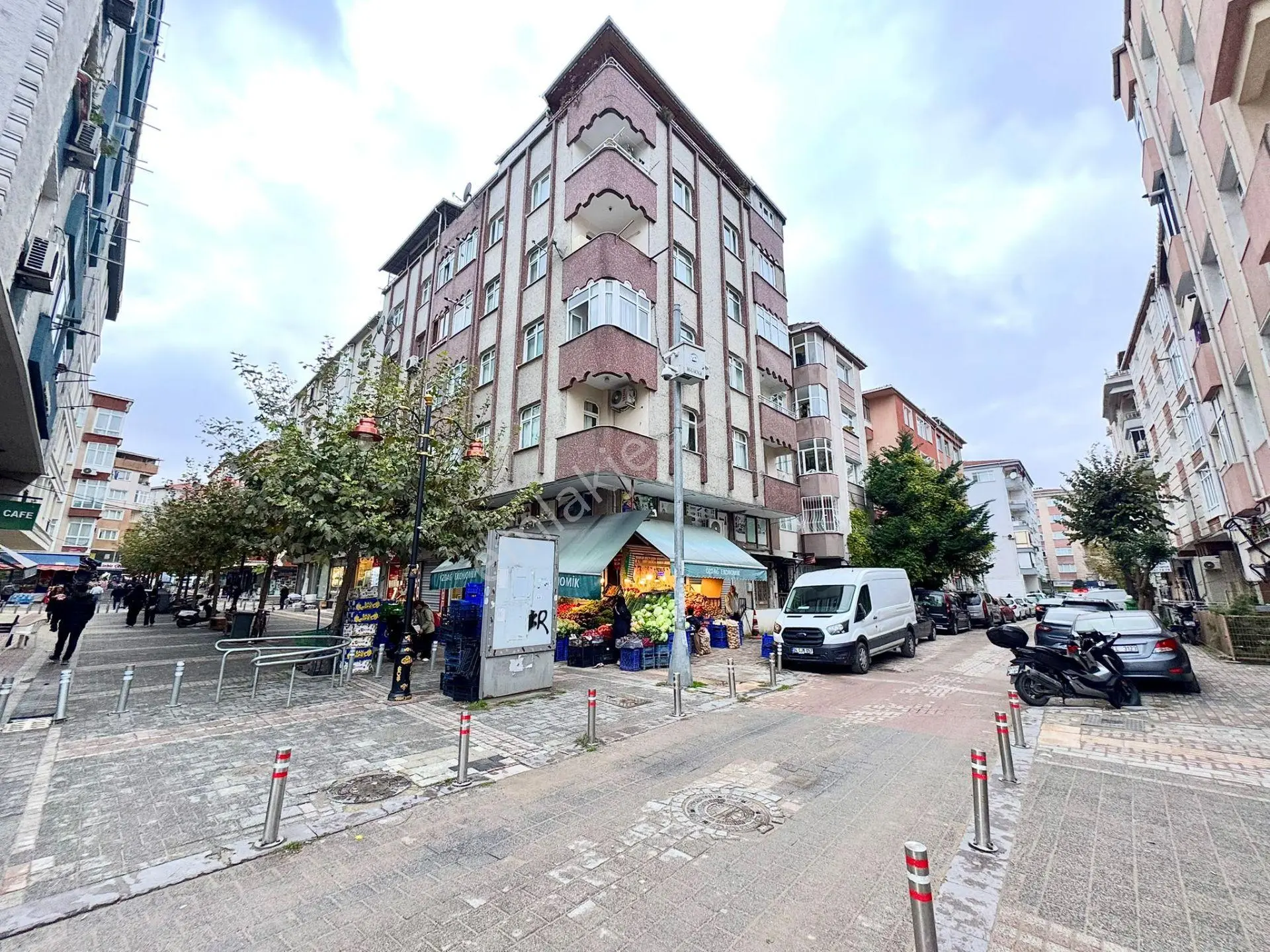 Goldhouse Dan Satılık Yürüyüş Yolu Üzeri 3+1 Geniş Daire